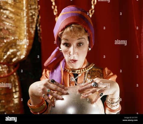 1960s female gypsy fortune teller -Fotos und -Bildmaterial in hoher