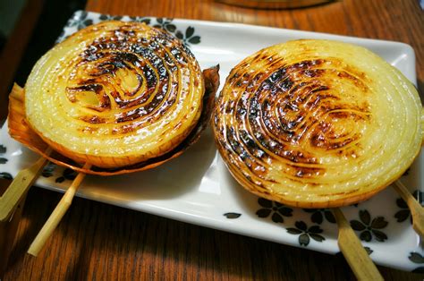 Peel off the thin outer layers (the darker colored ones). Grilled Onion Recipe — Dishmaps