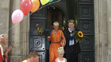 Ehe Für Alle In Hannover Bloß Nicht In Weiß Claudia Und Dorle Schließen Die Ehe