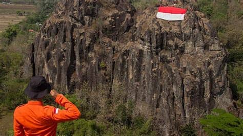 Peralatan pribadi wajib pendakian gunung (2020). Pengibaran Bendera di Atas Gunung Jelang HUT RI Ke-75 ...