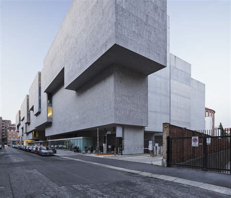 University Luigi Bocconi in Milan / Grafton Architects | ArchEyes