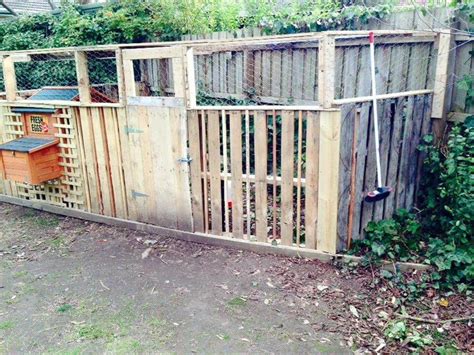 Then use wood to build a door frame in the middle. DIY Pallet Chicken Coop or Hen House! - Easy Pallet Ideas