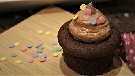 cupcakes de chocolate receta super esponjosos y deliciosos youtube