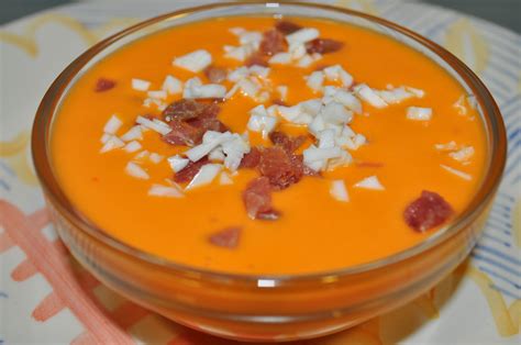 El salmorejo se define como una crema fría de tomate pero es una crema muy particular. Receta de salmorejo andaluz - Unareceta.com