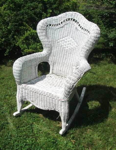Outdoor wicker chairs are a smart choice for patio or backyard seating. Fabulous White Wicker Rocking Chair | Poltrone