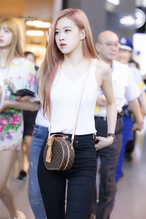 Blackpink rosé fanpage on instagram: 15 Times BLACKPINK's Rosé Proved She's An Airport Fashion ...