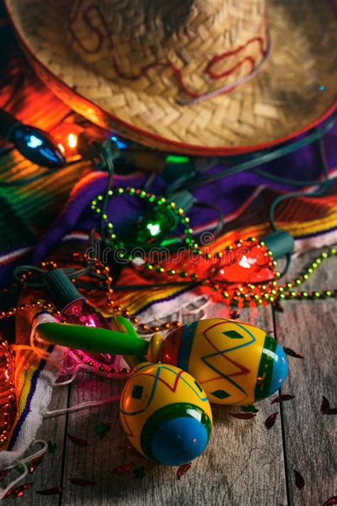 Fiesta Buntes Maracas Unter Cinco Beads And Lights Stockfoto Bild