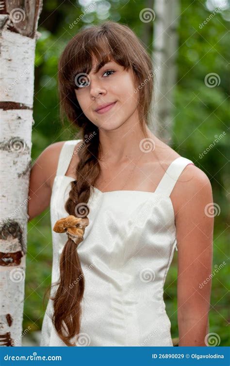 Russisches Mädchen Im Weißen Kleid In Einem Birkenwald Stockbild Bild Von Schauen Gesund