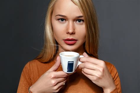Wallpaper Darina Nikitina Women Model Blonde Looking At Viewer Coffee Dark Background