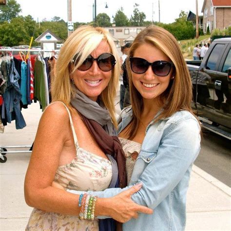 Busty Blonde Mom And Daughter Scrolller