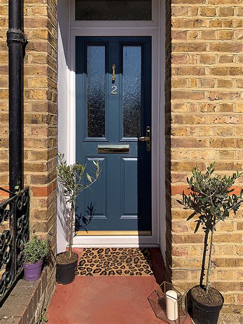Once you've learnt how to paint a door it's a diy skill you'll use time and time again. Painting a uPVC Front Door | Step-by-step Guide | Dulux