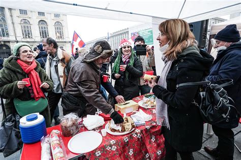 No Green Pass A Torino Restano Gli Irriducibili In Piazza Anche A