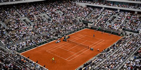 It is watched by a worldwide tv audience more than 3 billion times in 200 countries. Tennis : le tournoi de Roland-Garros commencera le 27 septembre en public