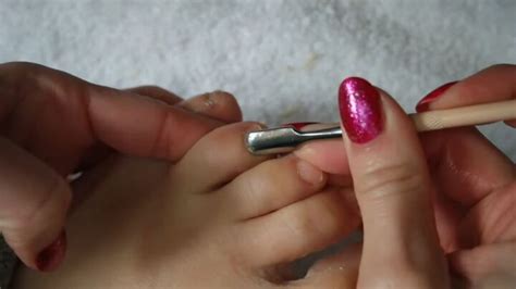 How To Paint Your Toenails Diy Pedicure Tutorial Upstyle