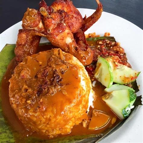 Ayam goreng berempah dan nasi kukus kegemaran sekeluarga. Nasi Kukus Ayam Goreng Berempah - RamadanBazar.com