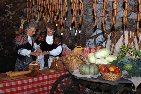 Lungo il cammino di san vili si dorme nei centri abitati in hotel e b&b. Sagra della Ciuiga: Dal 3 al 5 novembre a San Lorenzo in ...