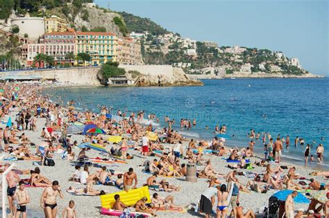 De Mensen Ontspannen Bij Het Openbare Strand In Nice Frankrijk