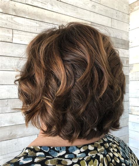 It has the color, drama, and cut your hair is longing for. 20 Caramel Highlights for Dark Brown Hair 2021 - Short ...