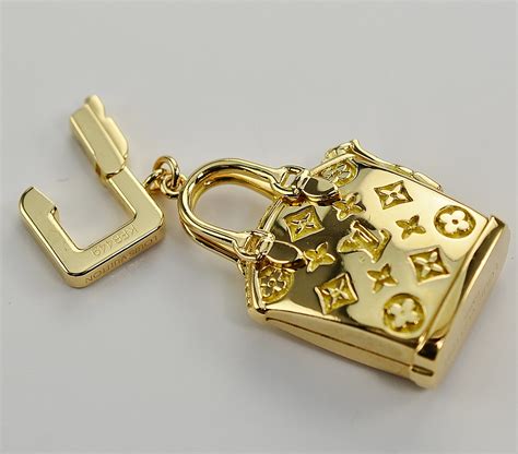 Louis Vuitton Solid 18k Gold Charm Bracelet With Purse Charm 380