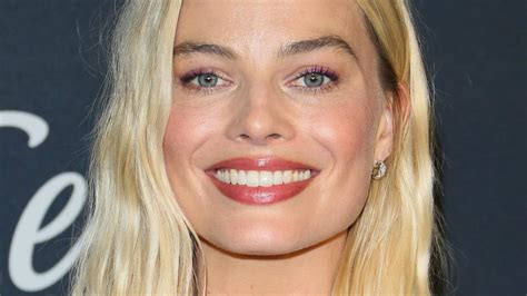 Margot Robbie Sexist Variety Review For Promising Young Woman Carey