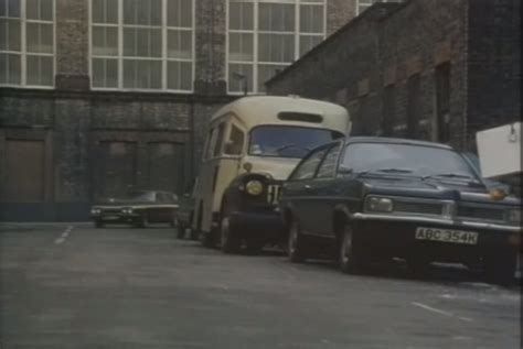 1971 vauxhall viva estate 1600 deluxe [hc] in the dick francis thriller the racing