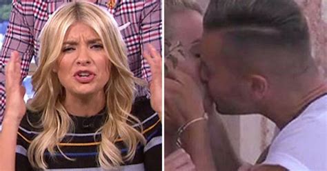 Holly Willoughby Caught In The Middle Of Love Island Kiss Triangle Daily Star