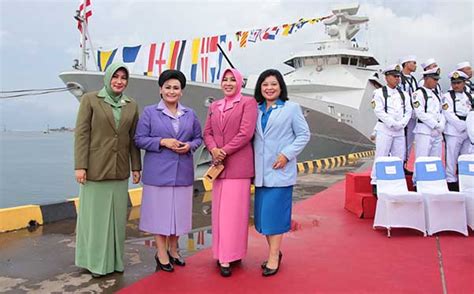 Panglima tni marsekal tni hadi tjahjanto, menteri luar negeri ri retno marsudi, menteri perhubungan ri budi karya sumadi. Penyematan Brevet Kehormatan Hiu Kencana TNI AL Dan ...