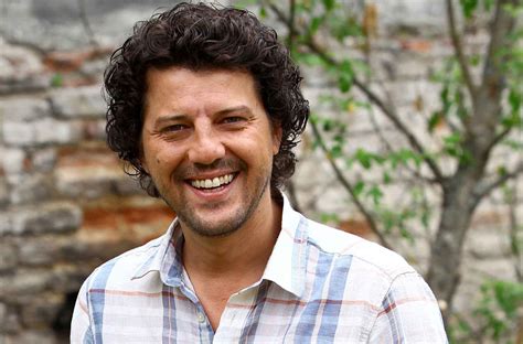 İlker aksum, kendisi gibi oyuncu belgin erdoğan ile 2008 yılında evlendi, eylül 2012 tarihinde boşandı. İlker Aksum ile sevgilisi alışverişte... | Temiz Magazin