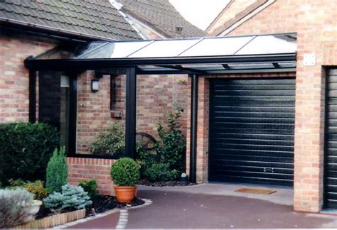 Elle se confond avec les parois en verre ou polycarbonate de votre veranda. Optez pour un SAS d'entrée Ternois Vérandas