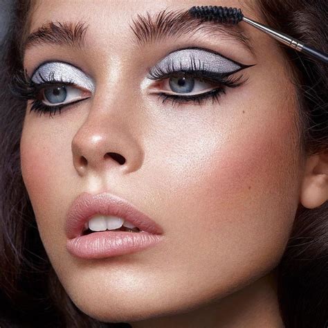 8 Fab Eye Makeup Tricks To Hide Puffiness Silver Eye Makeup White Eyeliner Makeup No