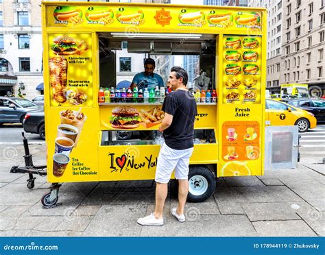 Carrito De Vendedores Ambulantes De Comida En Manhattan Imagen De