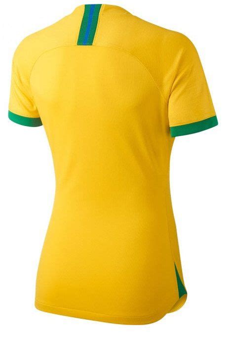 Já a camisa principal continua carregando o icônico tom dourado, que para muitos simboliza o talento, a ousadia e habilidade de quem veste a. CAMISA SELEÇÃO BRASILEIRA, FEMININA 2020