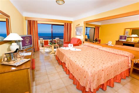 Luxury Bedroom With Stunning View Of Blue Ocean Hd