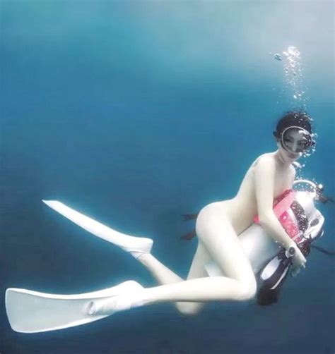 Pin By Darwin On Scuba Woman Scuba Girl Diving Underwater