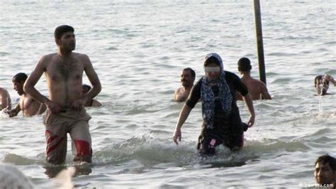 روایت‌های رسمی و غیر رسمی از شنای زنان در سواحل ایران همه مطالب مدیا سنتر Dw 12102013
