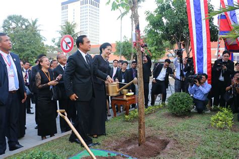 นายกรัฐมนตรีของไทย และคณะรัฐมนตรีเดินทางไปที่สวนมิตรภาพกัมพูชา-ไทย ...