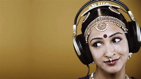 भारतीय लड़की सुनवाई संगीत हेडफ़ोन एचडी डेस्कटॉप वॉलपेपर वाइडस्क्रीन