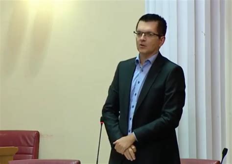 Age:28 years (29 december 1992). VIDEO: BUNJAC MINISTRU MARIĆU - Kažete zastupnici su ...
