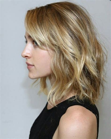 Wavy blond aux épaules Jolie coiffure Cheveux blonds ondulés Coiffure