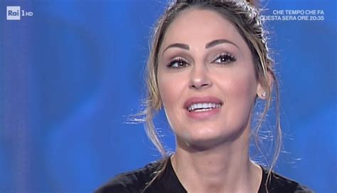 Anna tatangelo nasce a sofra (fr) il 9 gennaio 1987. Anna Tatangelo Sanremo 2019: figlio, età e vita privata ...