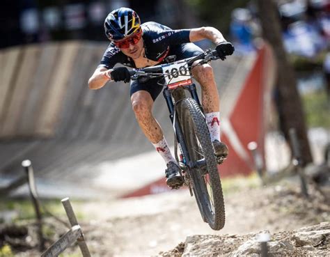 The young british rider, also adept on a cyclocross and road bike, roared into the history books by. Tom Pidcock schuift op naar de grid voor Nove Mesto World ...