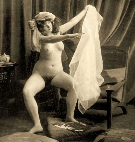 Desnudo Femenino Sentado Con Turbante Y Velo C Foto Sepia