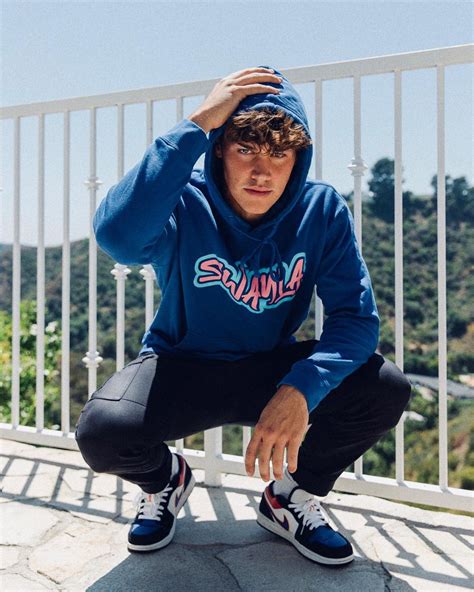 It is the reason why he has a fab body. Noah Beck Age, Height, Biography 2020 Wiki, Net Worth ...