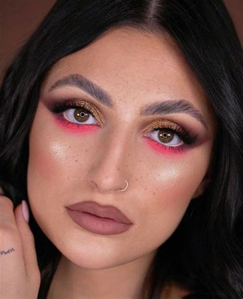 Refresh Your Cold Days With These Mesmerizing Coral Makeup Looks For