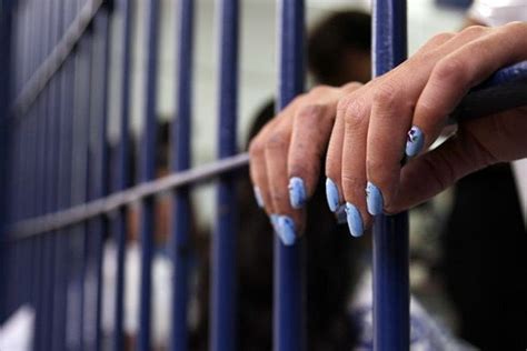 transsexual diz ter sido estuprada mais de 2 mil vezes em prisão masculina tnh1