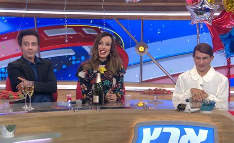 ארץ נהדרת היא תוכנית בידור סאטירית ישראלית, שמשודרת במסגרת שידורי קשת החל מנובמבר 2003. ארץ נהדרת עונה 15 - פרק 8 - חוגגים את 2018 | makoTV