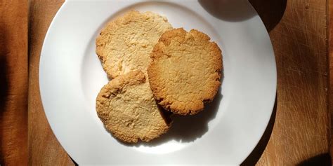May 19, 2021 · almond flour is essentially just ground almond, which has totally different consistency (and fat/protein level) than traditional flour. Almond flour cookies (no sugar)
