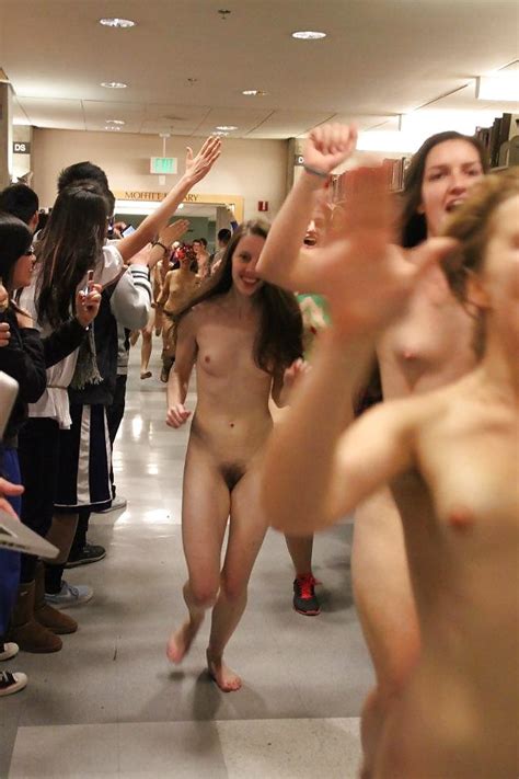 Protestas De Chicas Desnudas Whittleonline