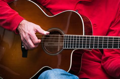 With the guitar world lessons app, you'll find hundreds of guitar lessons and choose from any genre. Free Guitar Lessons for beginners and intermediate players