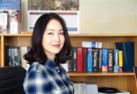 차분한 표정으로 보드 위에 올라섭니다. 15년 만에 돌아온 김수지 "보잘 것 없지만… 하나님의 나뭇가지 ...